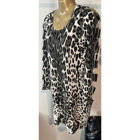 Almost famous sweater dress Animal Print‎ Cutout Sleeve Size Large - Picture 2 of 7
